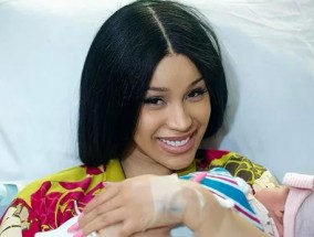 Cardi B在向粉丝介绍“最漂亮的小东西”时，与前任Offset生下了第三个孩子